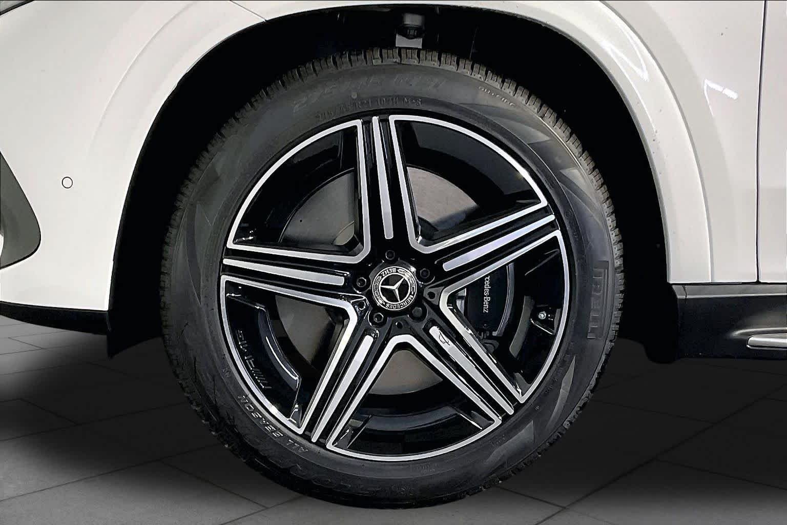 New 2027 MANUFAKTUR Moonlight White Metallic Mercedes-Benz GLE 450 image 17