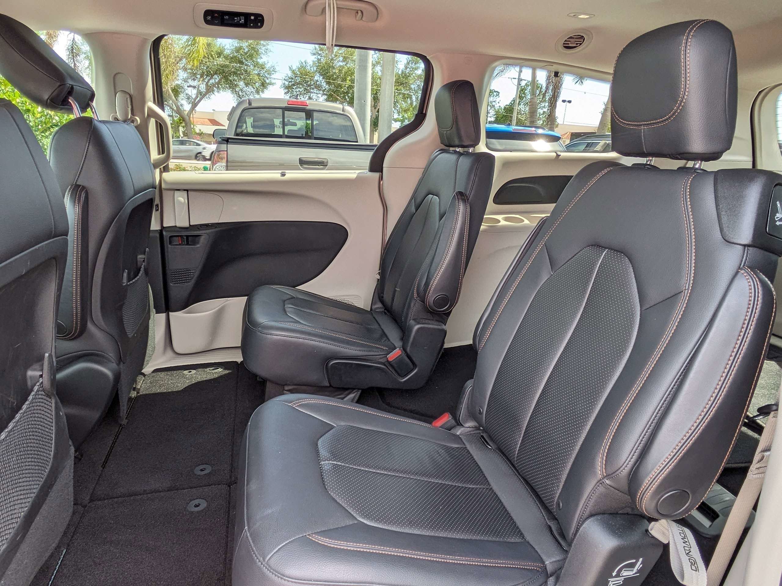 Used 2018 Silver Chrysler Touring L image 15