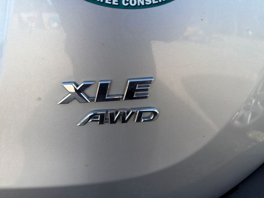 Used 2015 Silver Toyota XLE image 20