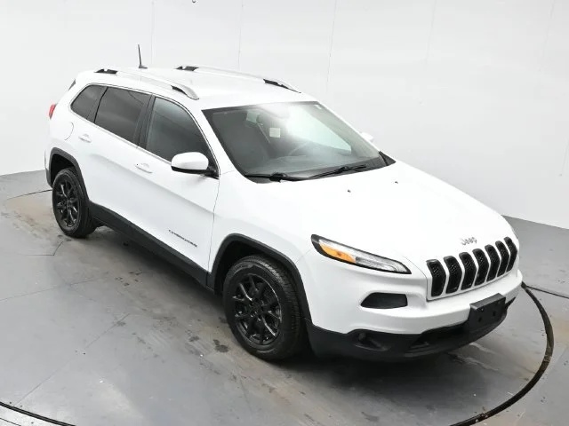 Used 2018 Bright White Clearcoat Jeep Latitude Plus image 32