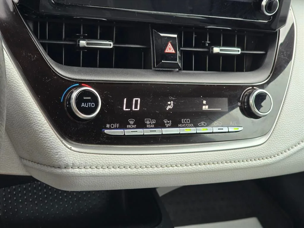 Used 2020  Toyota SE image 16