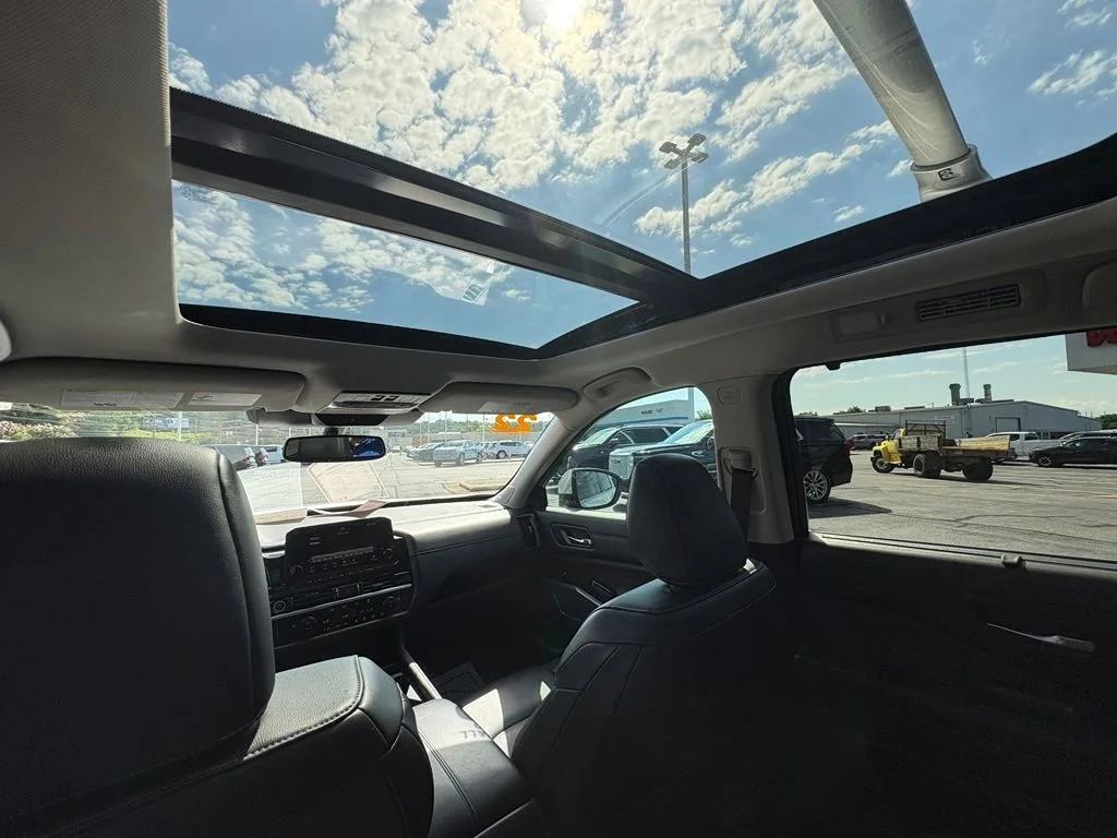 Used 2022 Brilliant Silver Met Nissan SL image 24