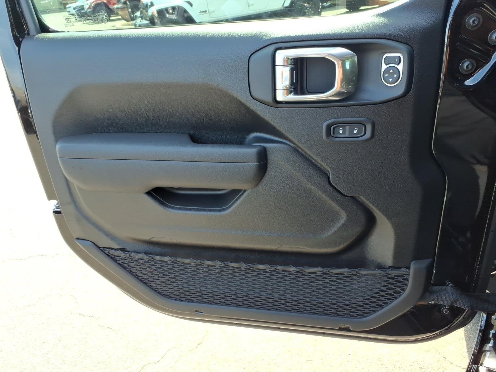 New 2026 Black Clear-Coat Exterior Paint Jeep  image 28