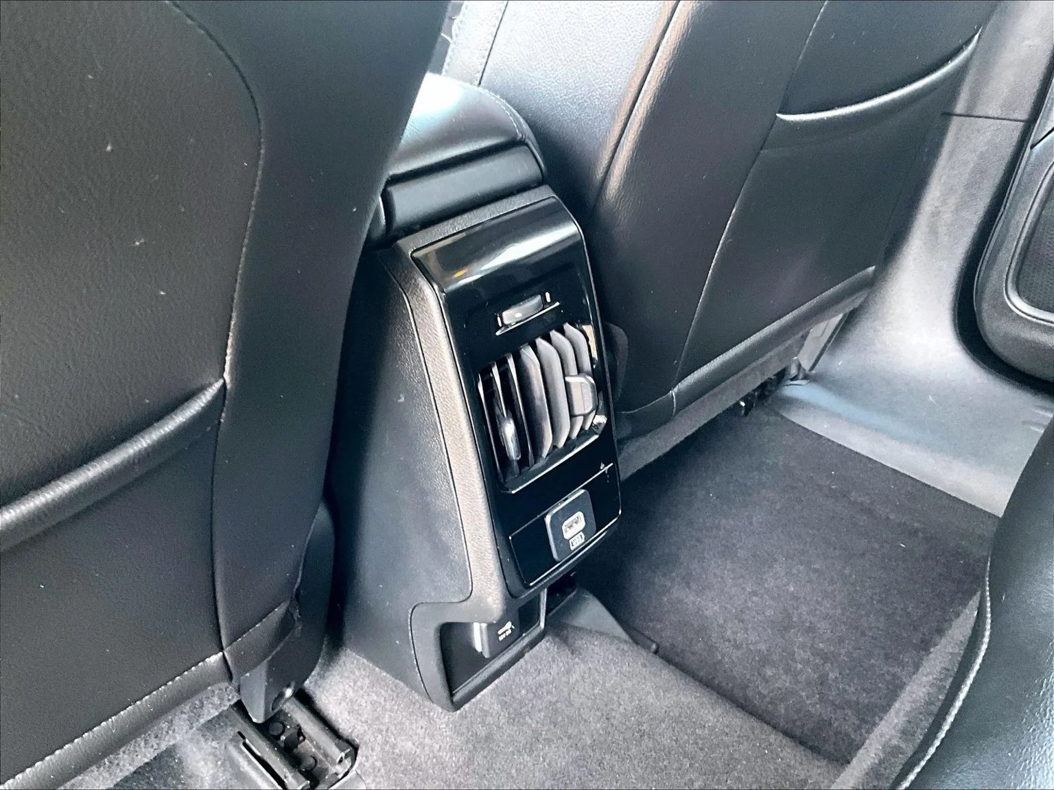 Used 2022 Gray Jeep Latitude image 31
