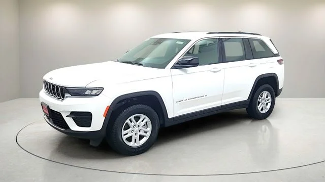 New 2025 Bright White Clear-Coat Exterior Paint Jeep Laredo image 3