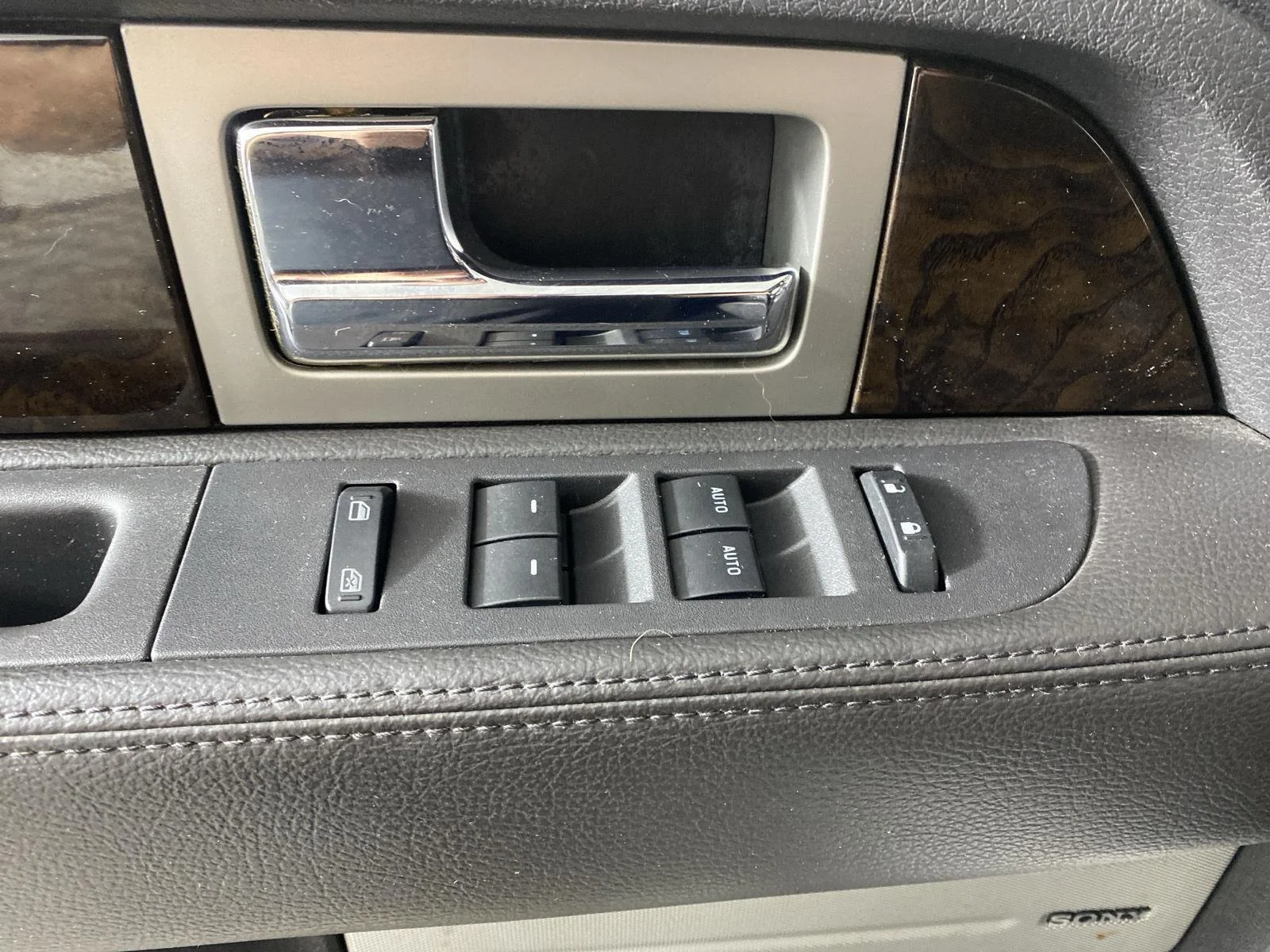 Used 2014 White Platinum Metallic Tri-Coat Ford  image 22