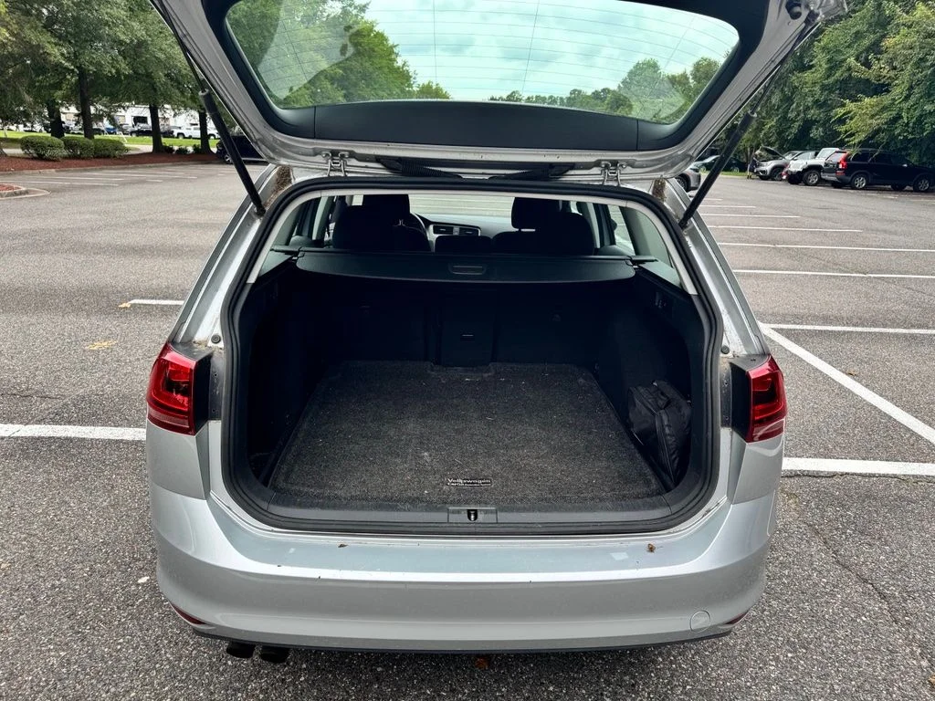 Used 2017 Silver Volkswagen  image 10