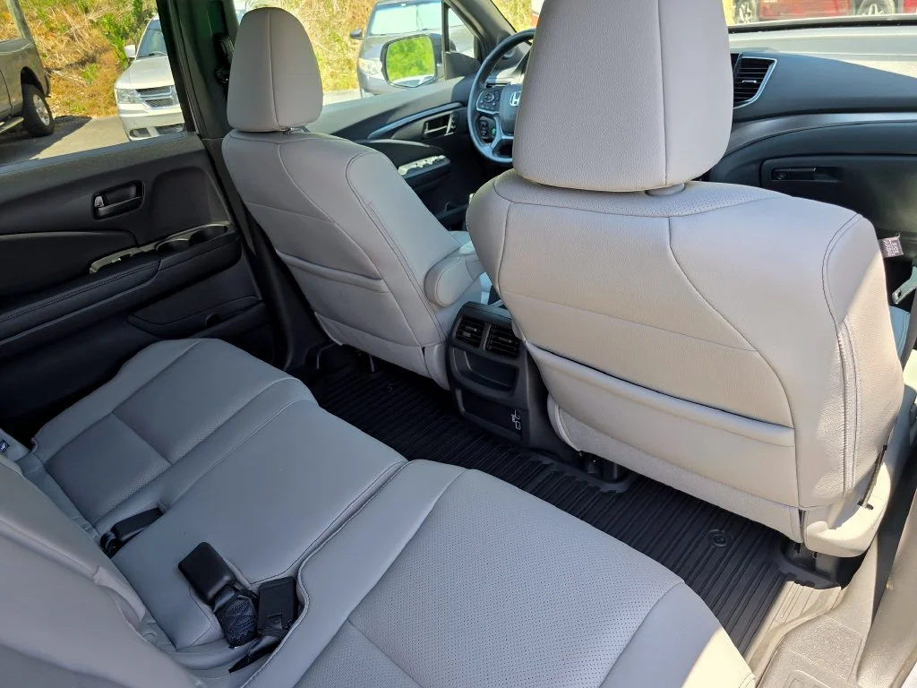 Used 2023 Silver Honda EX-L image 30