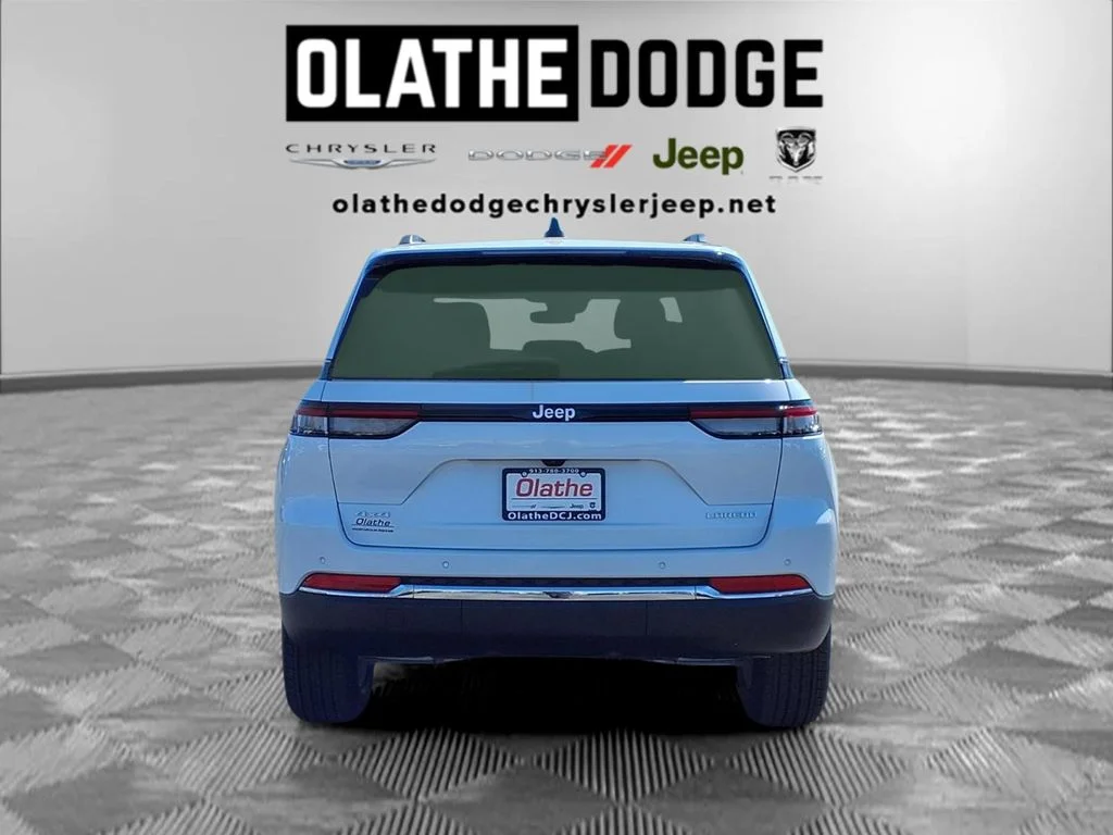 New 2026 Bright White Clear-Coat Exterior Paint Jeep Laredo X image 28