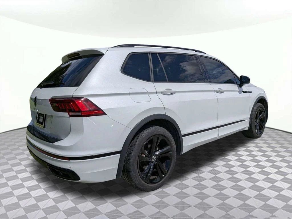 Used 2023  Volkswagen 2.0T SE R-Line Black image 3