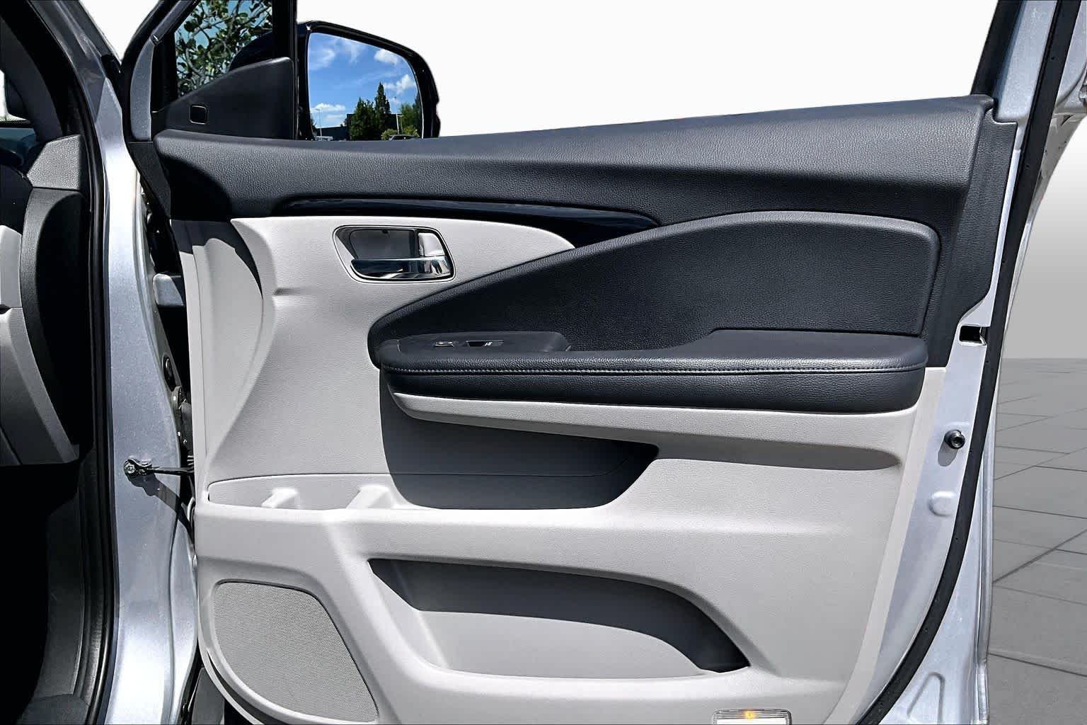 Used 2019 Lunar Silver Metallic Honda Touring 8-Passenger image 21