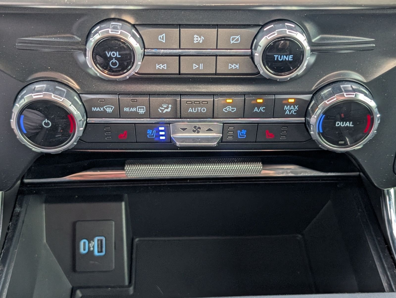 Used 2022 Agate Black Metallic Ford Lariat image 19