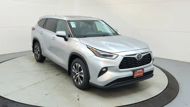 Used 2021 Silver Toyota XLE image 14