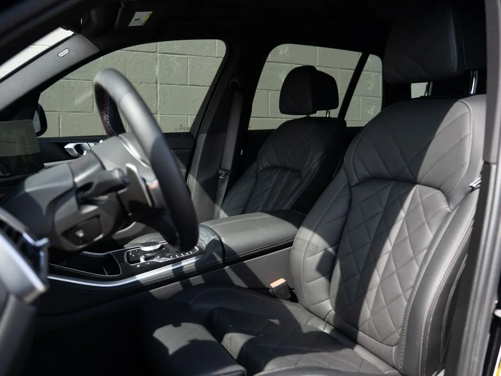 Used 2025 Black BMW M60i image 5