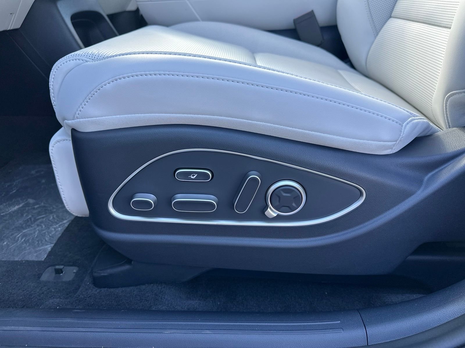 New 2027 Silver Hyundai Calligraphy image 11