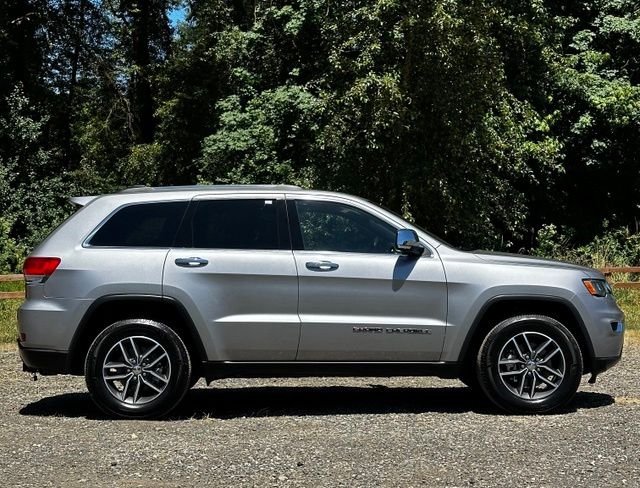 Used 2018 Billet Silver Metallic Clearcoat Jeep Limited image 10