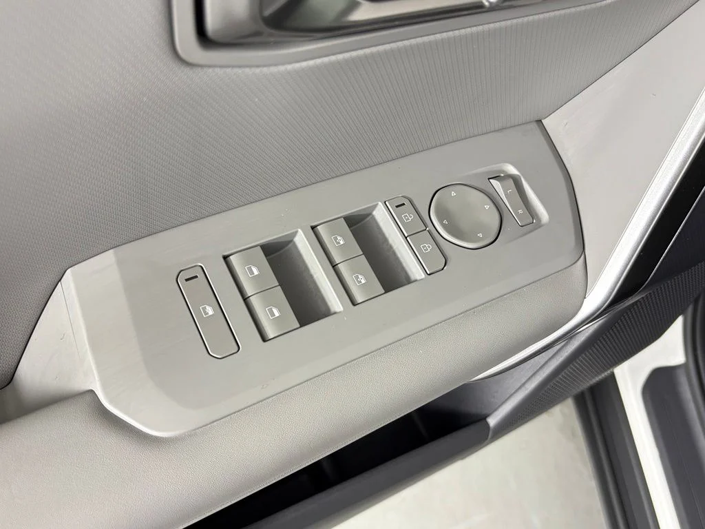New 2027 Snow White Pearl Kia EX image 15