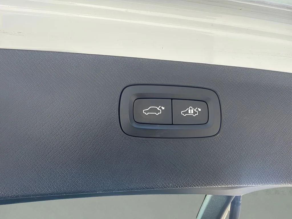 Used 2017 White Volvo T6 Inscription image 27
