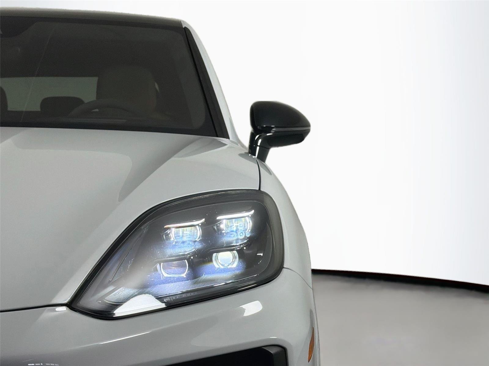 Certified Used 2025 Carrara White Metallic Porsche Turbo E-Hybrid Coupé image 15