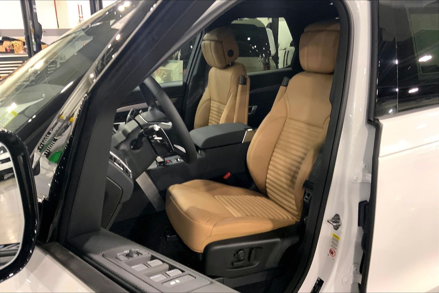 New 2026 Fuji White Land Rover Gemini Edition image 9