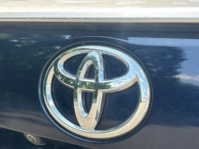 Used 2019  Toyota Limited image 12