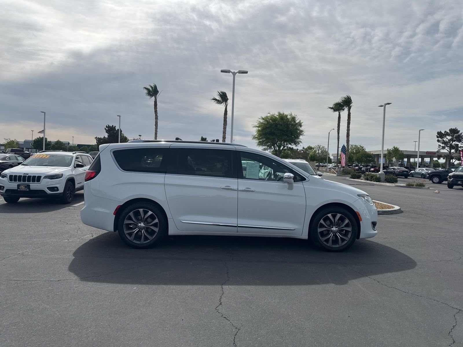 Used 2020 Bright White Clearcoat Chrysler Limited image 4