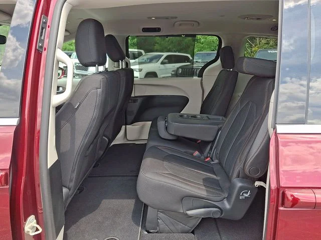 Used 2018 Red Chrysler Touring Plus image 10