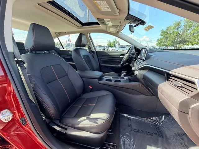 Used 2021 Scarlet Nissan 2.5 SR image 13
