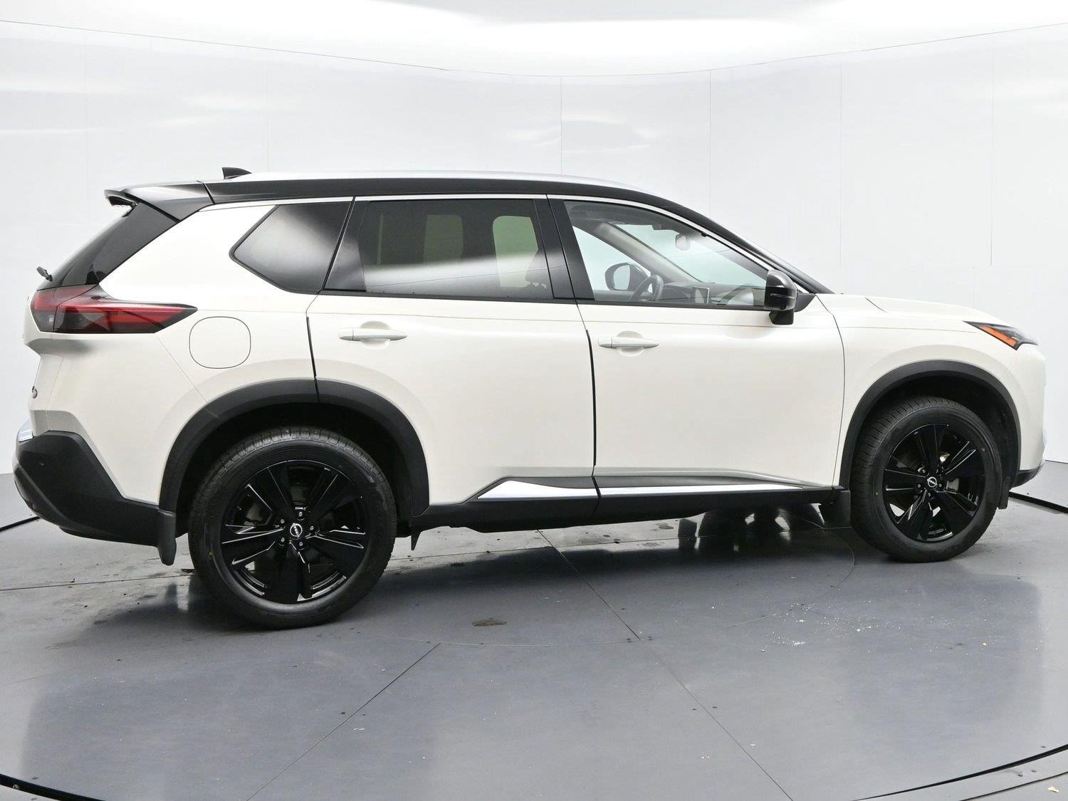 Used 2023 Pearl White Tricoat/Super Black Nissan SL image 8