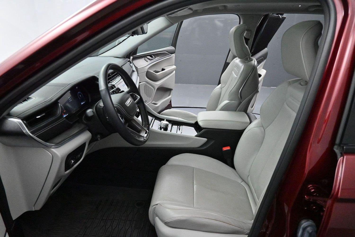 Used 2022 Velvet Red Pearlcoat Jeep Overland image 12