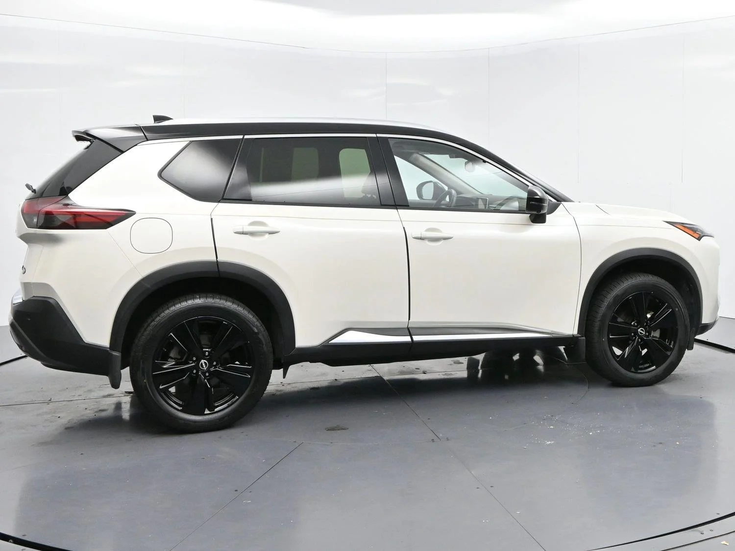Used 2023 Pearl White Tricoat/Super Black Nissan SL image 8