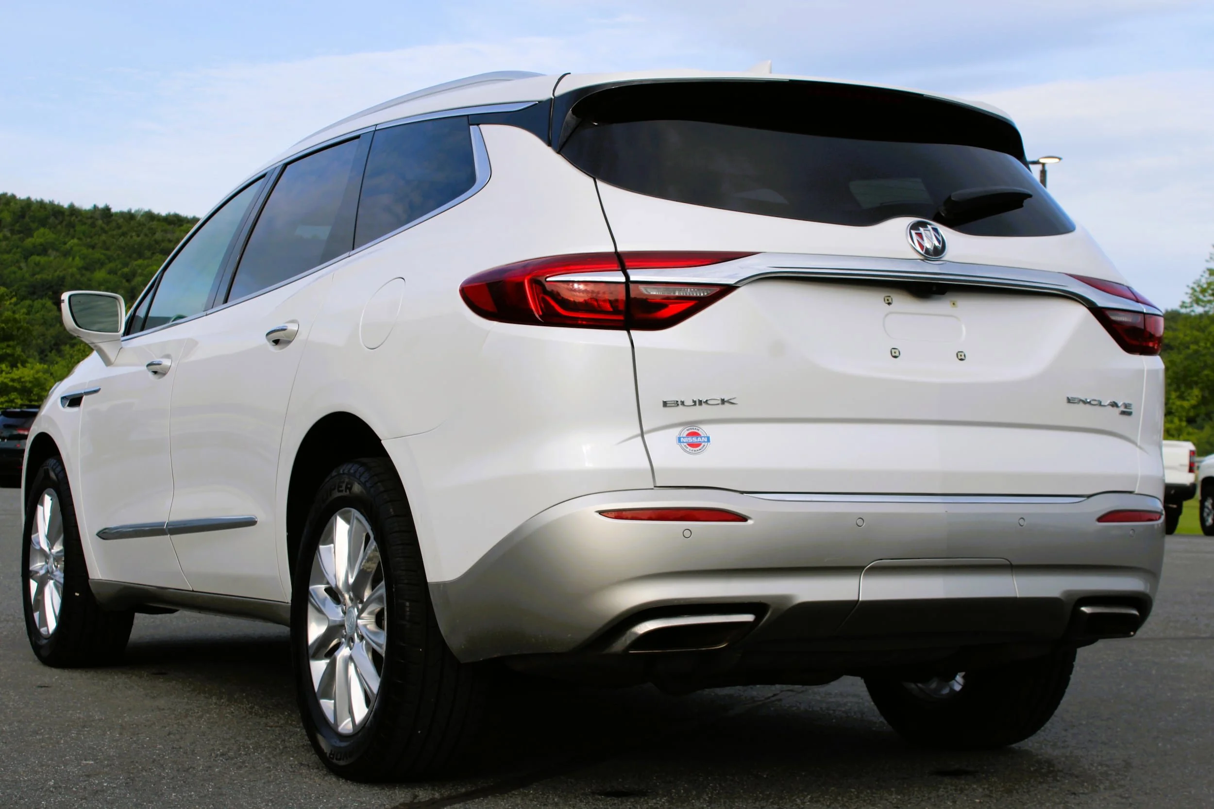 Used 2018 White Frost Tricoat Buick Premium image 11