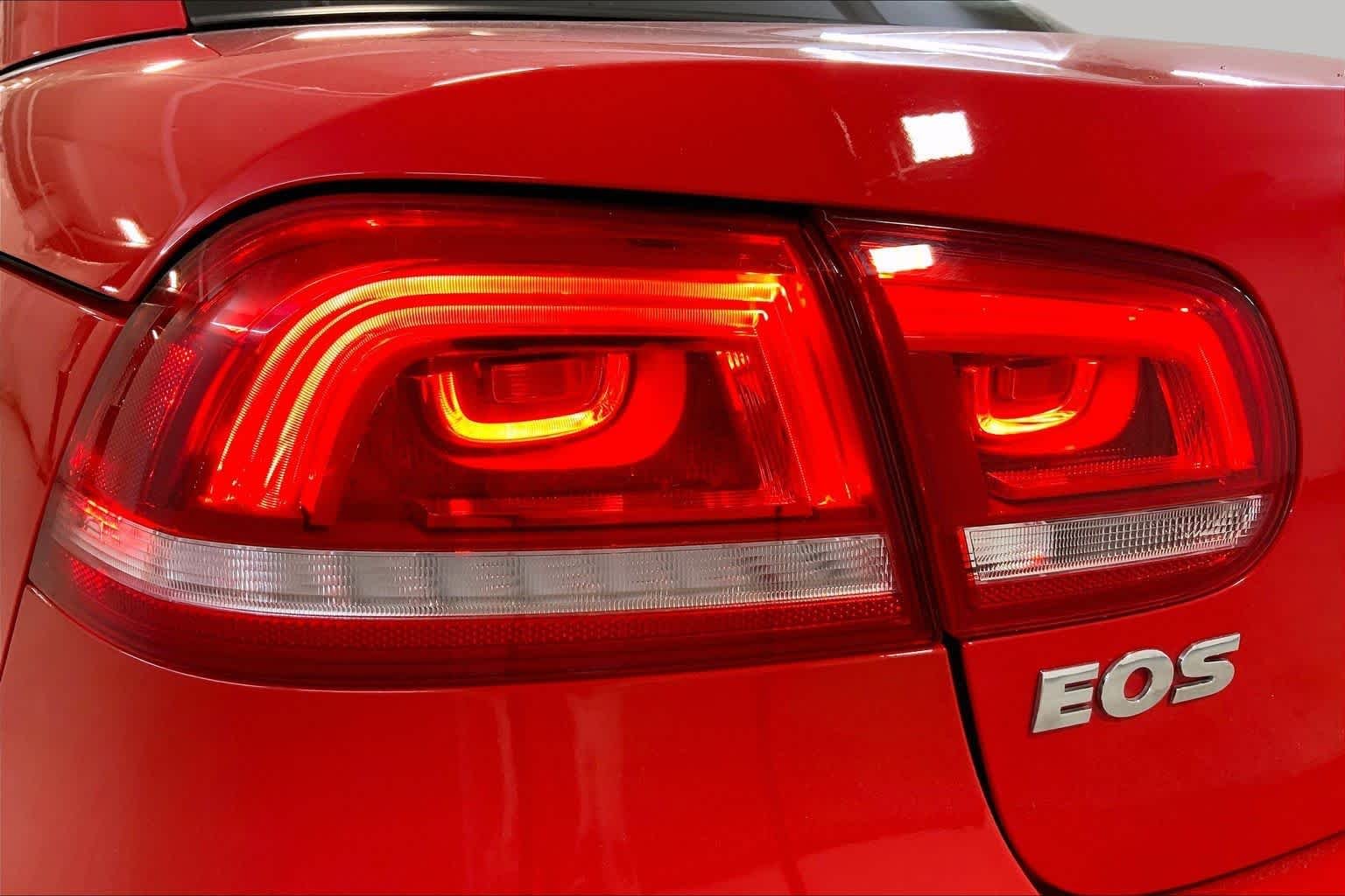 Used 2016 Flash Red Volkswagen Komfort image 29