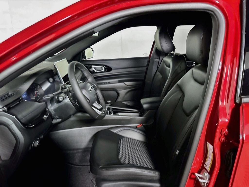 New 2026 Red Hot Pearl-Coat Exterior Paint Jeep Latitude image 11
