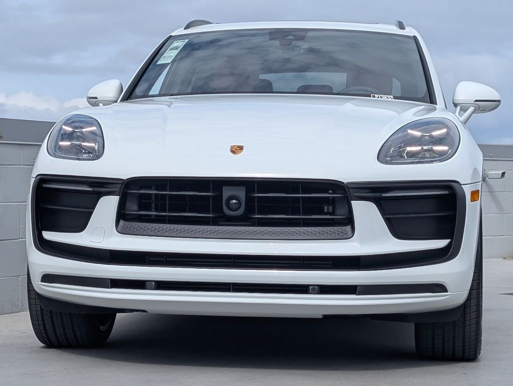 2026 Porsche Macan T - Photo 8