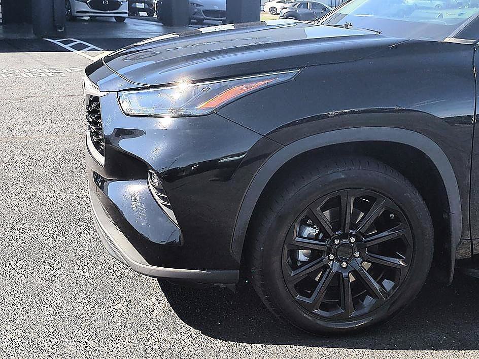 Used 2022 Midnight Black Metallic Toyota XLE image 10