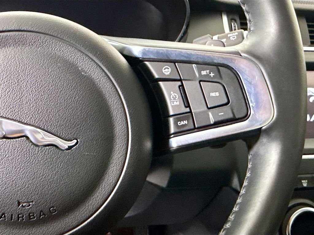 Used 2020  Jaguar SE image 12
