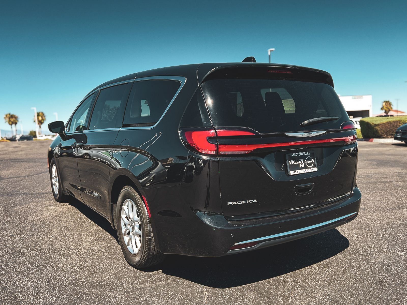 Used 2023 Black Chrysler Touring L image 5