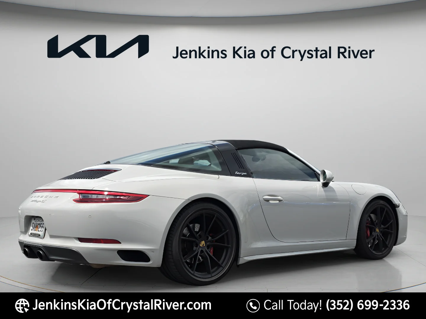 Used 2018 Chalk Porsche 4S image 4