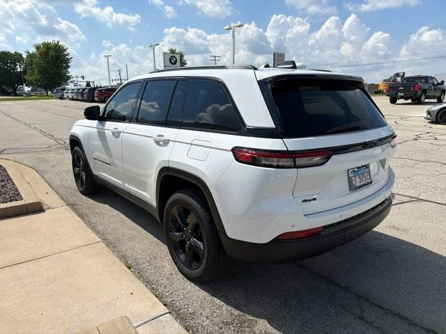 Used 2022 White Jeep Altitude image 6