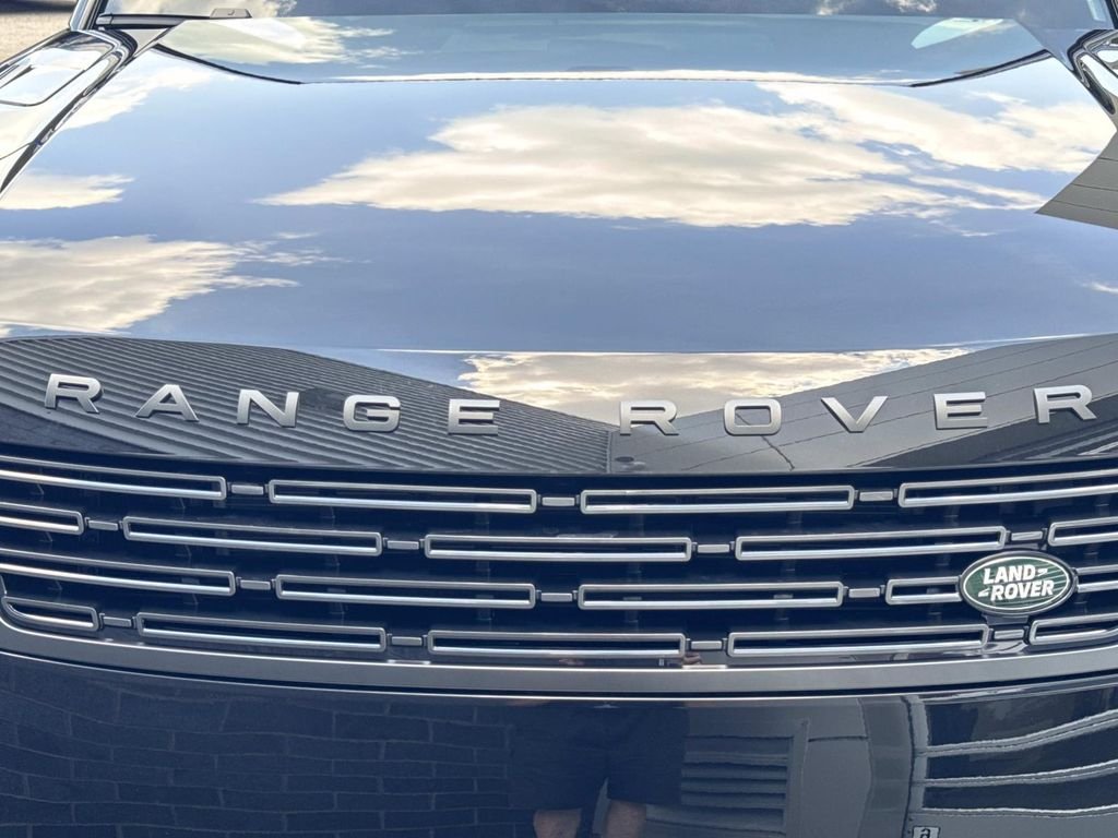 New 2026 Santorini Black Land Rover Dynamic SE image 10