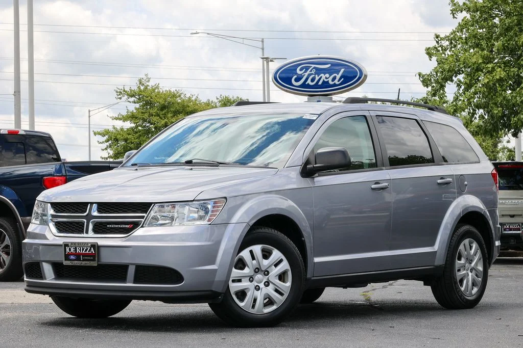 Used 2018 Silver Dodge SE image 2
