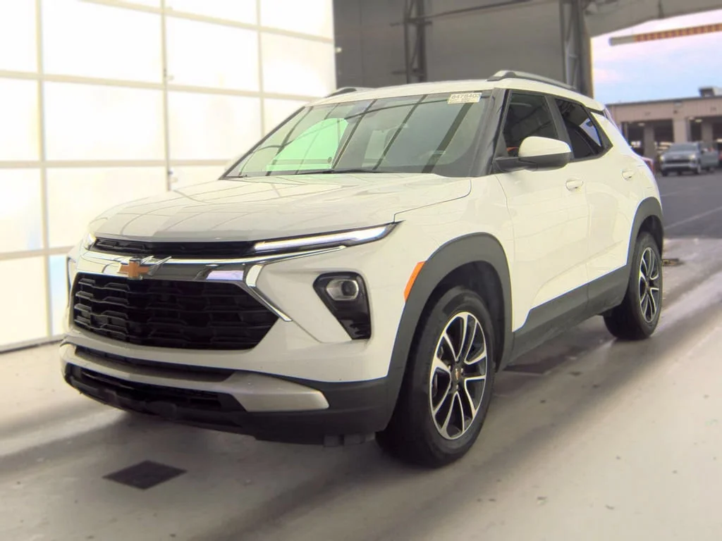 Used 2025 White Chevrolet LT image 2