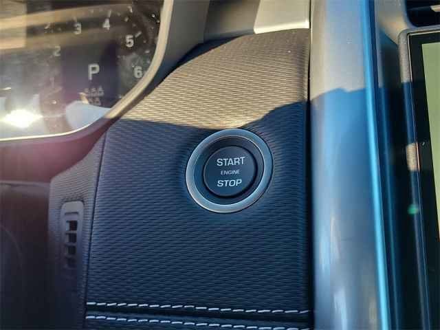 Used 2025 White Land Rover Dynamic se image 36