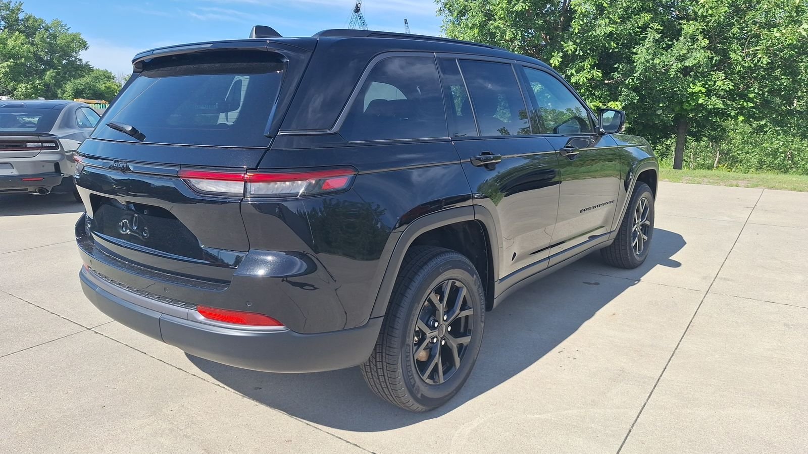 New 2026 Diamond Black Crystal Pearl-Coat Exterior Paint Jeep Altitude image 4