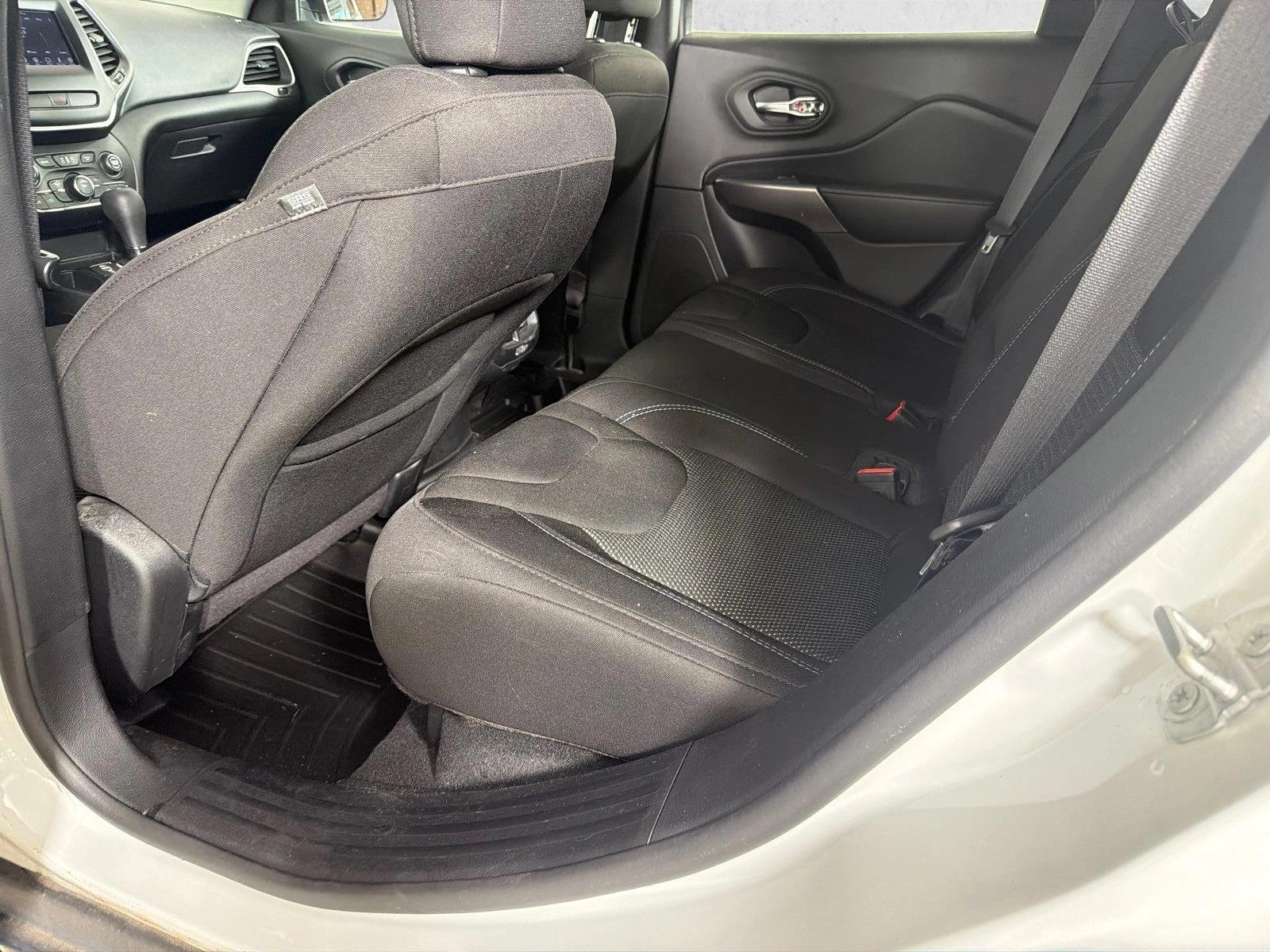 Used 2019 Bright White Clearcoat Jeep Latitude image 20