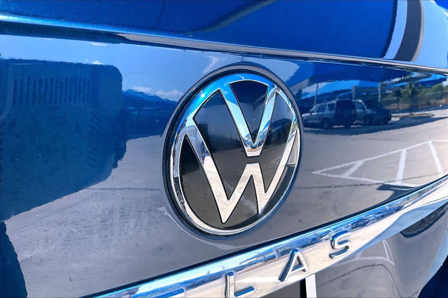 Used 2022 Tourmaline Blue Metallic Volkswagen 3.6L V6 SE w/Technology image 30