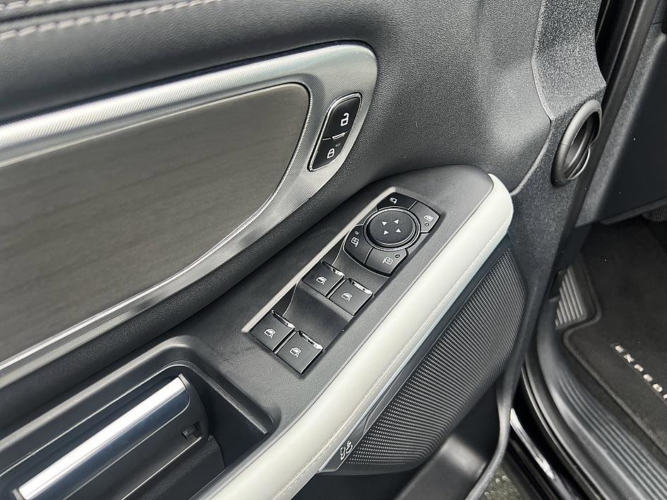 Used 2025 Black Metallic Ford Platinum image 10