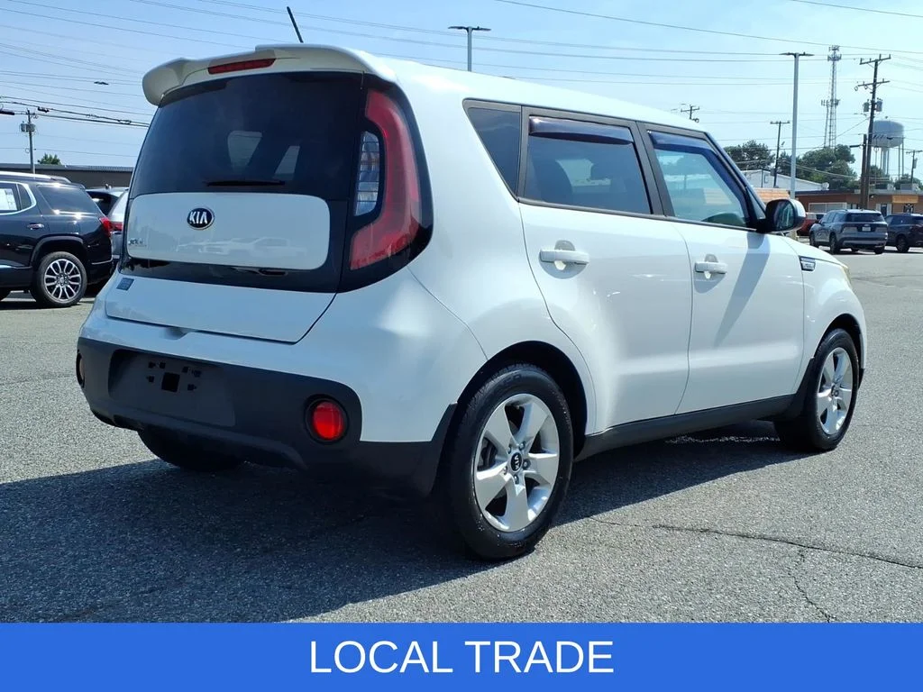 Used 2018 White Kia Base image 5