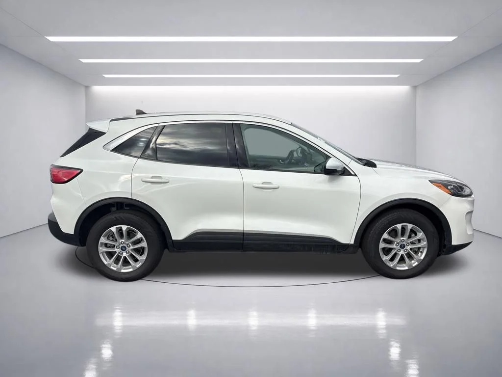 Used 2021 Star White Metallic Tri-Coat Ford SE image 7